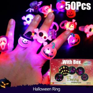 Décorations de Noël 50 pièces Halloween mignon Glow Ring Pumpkin Ghost Skeleton Santa Snowman Cadeaux pour enfants 230907