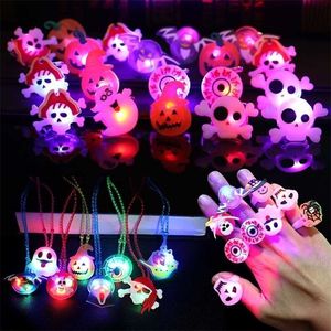 Décorations de Noël 50pcs Halloween Flash LED Anneau Rougeoyant Citrouille Fantôme Crâne Père Noël s pour Enfants Cadeaux Fête 220924