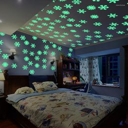 Décorations De Noël 50 Pcs Lumineux Flocon De Neige Stickers Muraux Glow In The Dark Decal Enfants Chambre De Bébé Chambre Coloré Décoration De La Maison