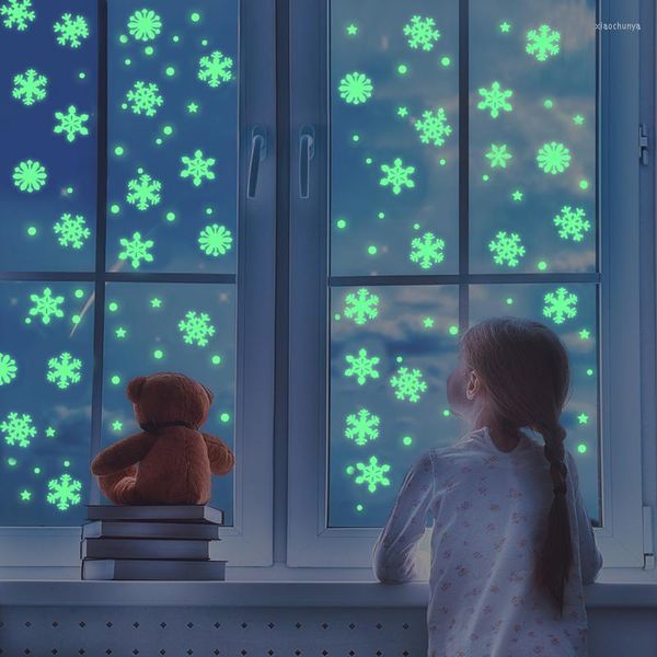 Decoraciones navideñas 50 piezas luminosas pegatinas de pared de copo de nieve que brillan en la calcomanía oscura para niños habitaciones de bebé dormitorio decoración del hogar 2022 Navidad