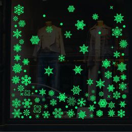 Kerstversiering 93 stuks Sneeuwvlok Raamstickers Stickers Glow In The Dark Stickers Diverse maten voor glas Winter 230905