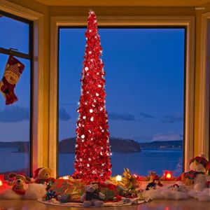 Guirlande artificielle de décorations de Noël vers le haut de l'arbre pour la fête de vacances d'intérieur à la maison