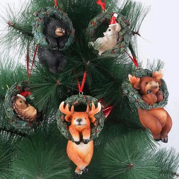 Decoraciones navideñas Decoraciones navideñas Animales de dibujos animados lindos en corona Oso de alce Colgante de árbol de Navidad Artesanía de resina Fondo Colgante de pared 231005