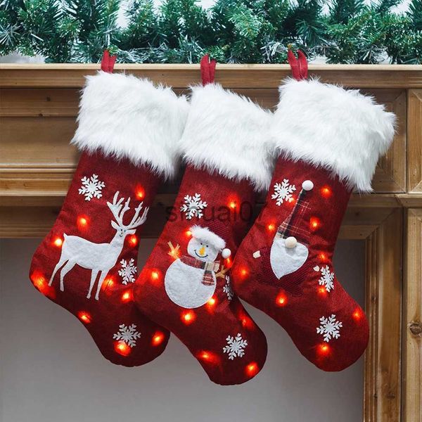 Decoraciones navideñas Inventario navideño copos de nieve rojos con calcetines navideños LED Decoraciones para árboles de Navidad Bolsas de regalo de Navidad Año nuevo 2023 x1019