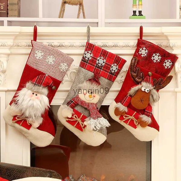 Décorations de Noël Bas de Noël Décor pour animaux de compagnie Premier cadeau de Noël Arbre amusant Flocon de neige Rouge Vert Plaid Patte Chaussette Bottes Cheminée Décoration de la maison HKD231024