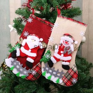 Décorations de Noël Bas de Noël décorés de bonhommes de neige Pendentifs d'ours d'élan de Noël Petites bottes Sacs de bonbons du Nouvel An pour enfants Cadeaux Arbres de cheminée x10