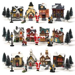 Kerstdecoraties Kerstvilla's met lichten 10 pc's Snow House Santa Claus Resin Huizen Jaar Gift Kerstdorp Vakantie Ornamenten 220916