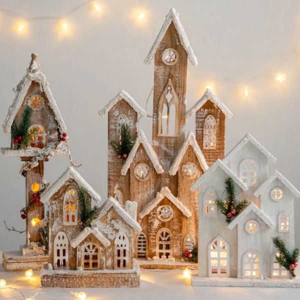Décorations de Noël Ornements de maison en bois de Noël LED Ornements de cabane en rondins lumineux Scène de neige miniature Maisons de village Cadeaux de Noël 231117