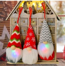 Décorations de Noël LED colorée poupée tricotée avec moustache fête Gnomes pendentif vacances Plaid Snowflower Santa cadeaux JNB16354