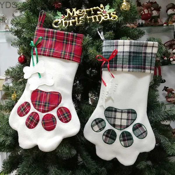 Decoraciones navideñas Decoración para el año nuevo Bolsas de regalo de Navidad a cuadros Mascota Perro Gato Pata Medias Calcetines Árbol de Navidad Colgante Colgante Juguete Muñeca Regalos YQ231115