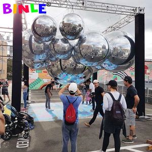 Kerstdecoraties Gigantische dubbellaagse PVC hangende opblaasbare discospiegelbal Zilverachtige reflecterende bolballon voor evenementendecoratie 231114