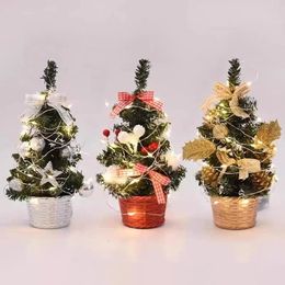 Decoraciones navideñas Mini árbol artificial Adorno de mesa con bolas de luz LED Bayas rojas Cono de pino 2023 Decoración para el hogar Noel 231212