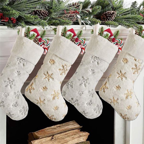 Adornos navideños Calcetines de cuentas de felpa Copos de nieve bordados en oro plateado Medias de Navidad Bolsa de regalo Colgante de árbol
