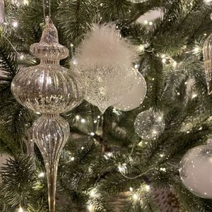 Décorations de Noël au hasard 12pcs / pack 6 * 11cm 6cm Boule de Noël en verre transparent Pedant Design différent Cadeau ami Globe suspendu 231012