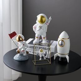 Kerstversiering Hars Astronaut Figuur Standbeeld Beeldje Ruimtevaarder Sculptuur Thuis Desktop Decoratie Astronaut Model Voor Kinderen Interessant Cadeau 231025