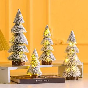 Décorations de Noël en forme de tour de cèdre floqué décoré de petits pins sur mini-ornements en soie de sisal 231113