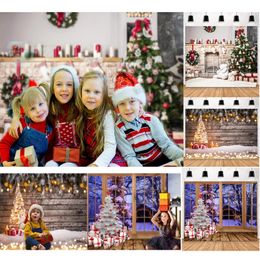 Kerstversiering Winter Kerst Land schuur houten deur pografie achtergrond Kerstboom Sneeuw Cadeau decoratie achtergrond banner geschikt 231027