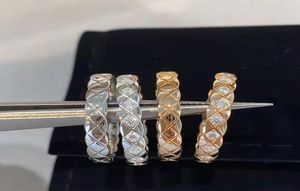 Kerstcadeau Klassiek Nieuwe Titanium Steel Love Geur Gold Ring Men en Women Style Outer Plaid Diamond Ring Love Charm Packagi1652292
