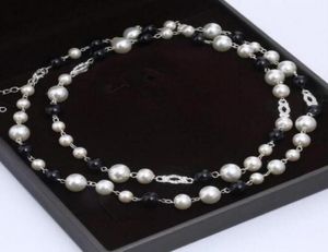 Regalo de Navidad Mujeres elegantes collar de perlas en blanco y negro Collar de joyería de diseñador de París Logotipo de diamantes de imitación Joyería de marca swe5722462