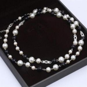 Regalo de Navidad Mujeres elegantes collar de perlas en blanco y negro Collar de joyas de diseñador de París Logotipo de diamantes de imitación Joyería de marca swe311V