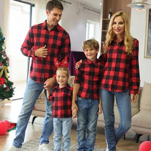Christmas Mommy and Me T-shirt kledingfamilie bijpassende outfits Plaid Moeder Dochter vader Son Katoen Blouses Lange Mouw 231220