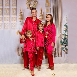 Pyjamas de Noël Famille Adultes Enfants Noël Famille Correspondant Tenues Look Couleur Unie Imitation Satin Soie Hauts Pantalons Vêtements De Nuit 240220