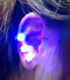 Fête de Noël allume les boucles d'oreilles en cristal CZ hommes femmes enfants à la tête des boucles d'oreilles flash lumineuses