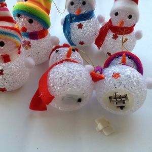 Noël brille Noël bonhomme de neige petits étals de cadeaux vendent des jouets lumineux pour enfants petites veilleuses