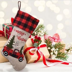 Calcetín navideño Decoraciones para fiestas Cuadros rojos y negros Estampado de coches Bolsa de regalo para árboles de Navidad