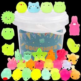 Jouet de Noël 12 36PCS pour enfants Kawaii Animaux Squishies Mochi Squishy Toys Glow in The Dark Party Favors Soulagement du stress 231218