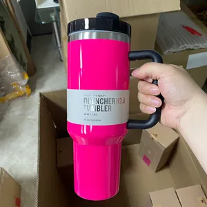 2024 Nieuwe elektrische roze 40OZ beker met logo - neon oranje geel groene kleuren beschikbaar roestvrijstalen reisbekers met siliconen handvat, deksel en rietje USPS Shipping