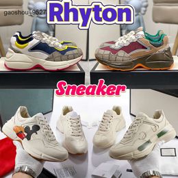 Zapatillas de deporte de cuero de calzado gruesas Beige Rhyton Daddy Casual Mens Shoes Vintage Men Sneaker Women Plataforma Interlock Old Web P RL38