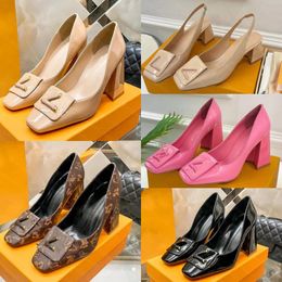 Dikke hakken shake pomp pomp designer sandalen octrooi leer hoge hak zomer mode dames sandalen tas spiegel metaal tory abrikozen wig schoenen