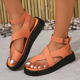 Sandales de plate-forme en cuir grosses pour femmes Fashion Summer la cheville boucle épaisse à fond plat Sandale Sandale Chaussures de gladiateur non glissade plus taille 43 noir blanc