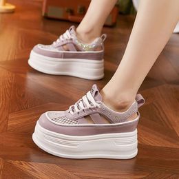 Plate-forme grosse creux sandales pour les femmes été 2024 Nouvelles coins de la mode 8cm petites chaussures blanches Sneakers en mailles