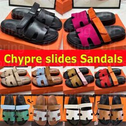 Sandalias de chipre Sandalias de lujo Diseñador de mujer Tobas planas de tobogán clásicos Sandalias de playa de verano para mujeres zapatos para mujeres causales con caja