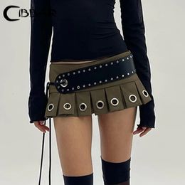 Cibbar Punk Style Low Rise Mini jupe avec ceinture en cuir Sexy Super courte jupes plissées Femmes Harajuku Clubwear Tenues Y2K 240508
