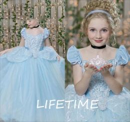 Assepoester Pageant -jurken voor tieners Short Cap Sleeve Pleys Pows Sky Blue Kids Ball Gown Girl Birthday Prom jurk