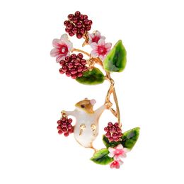 Cindy Xiang Squirrel Picking frambozen broches voor vrouwen grappige schattige dieren pin modeontwerp nieuwe bloemaccessoires cadeau