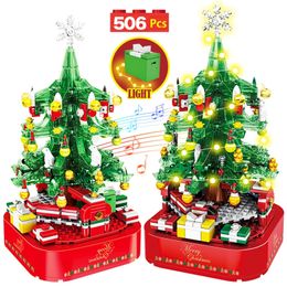 Ville Arbre De Noël Rotation Boîte À Musique Blocs De Construction Amis Père Noël LED Lumière Brillant Xmas Briques Jouets Pour Enfants Filles 220715