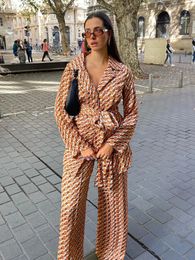 Moda clacante Pirnt Pirnt Two Piece Sets Womens Outfits casuales camisas de cordones de manga larga con pantalones rectos de cintura alta set 240420