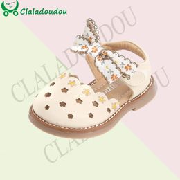 Claladoudou baby baby sandalen gesloten teen schattige bowtieknot peuter prinses zomerkleedschoenen geborduurd holle baby walker 240329