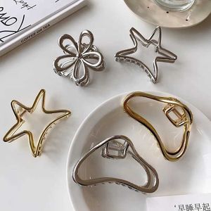 Klemmen YHJ Nieuwe metalen legering Haar klauwen Clips Minimale ontwerpsterren Wolken Bloemen Crab Claw Clip Haaraccessoires voor vrouwen Girls Y240425