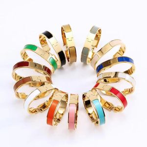 Clásico 12 mm de ancho Diseñador Brazalete Marca de moda Pareja Pulsera de boda Revestimiento de acero de titanio de alta calidad Pulseras de oro de 18 quilates Joyas para hombres y mujeres