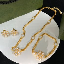 Classique plaqué or 18 carats ensembles de bijoux perle fleur collier Chic Designer G bijoux Bracelet boucle d'oreille goujon pour femmes dame mariage fête bijoux accessoire