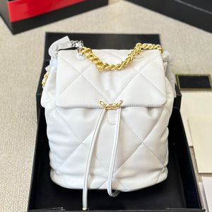 Clásico 19 Mochila con solapa para mujer Emblema ahuecado Bolso tipo cubo de gran capacidad Cuero acolchado Hardware dorado Bolso de diseñador Monedero Pochette Maleta Sacoche 24 CM