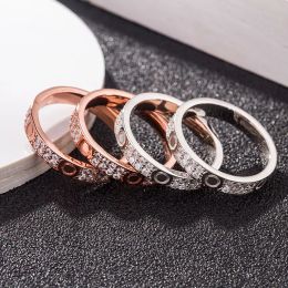 Anillos de amor 2 filas Diamantes Anillo de diseñador Joyería para mujeres Bague de boda Carta Tallado plateado Aleación chapada Anillo de moissanite Zircon Glossy Chic ZB019 E23