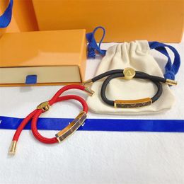 Diseñadores Bracelets Cartas de mujeres Joyas Faux Faux Cuero 18 km Pulseras de acero inoxidable chapado en oro Accesorios de boda para mujer Accesorios 5 colores