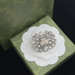 Broche de diseño de accesorios clásicos, gemelos de acero de titanio para mujer, broche con dije de diamante, caja de regalo de moda