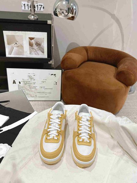 Nuevo color popular clásico y moderno en el estante, zapatos blancos pequeños con suela de bizcocho